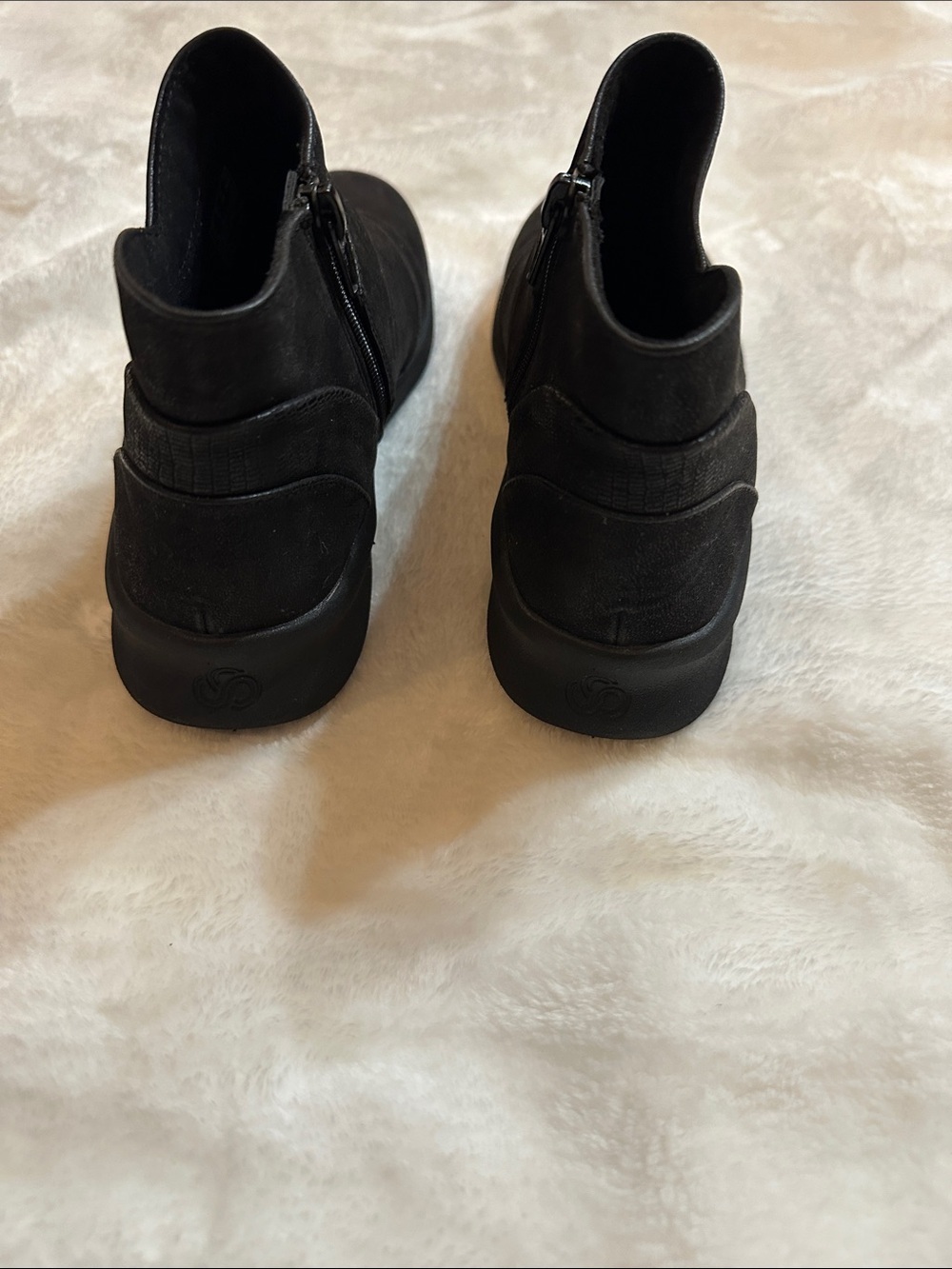 CLARKS CLOUD STEPPERS Women’s Black Vegan Ankle Boots Sz6 Casual Cushion Comfort - Picture 5 of 10